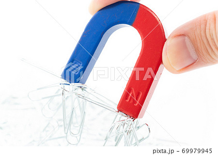 磁石とクリップ　白背景 69979945