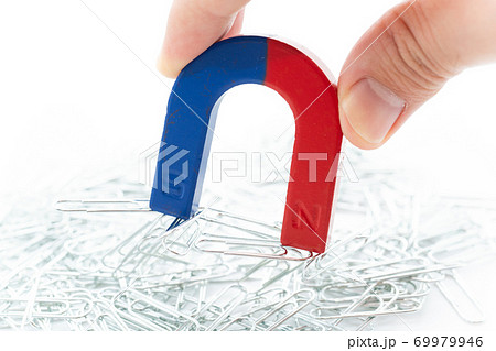 磁石とクリップ 白背景 磁石とクリップ 白背景 69979946