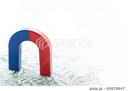 磁石とクリップ 白背景 磁石とクリップ 白背景 69979947