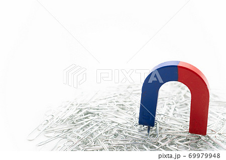 磁石とクリップ　白背景 69979948