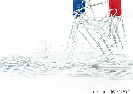 磁石とクリップ 白背景 磁石とクリップ 白背景 69979954