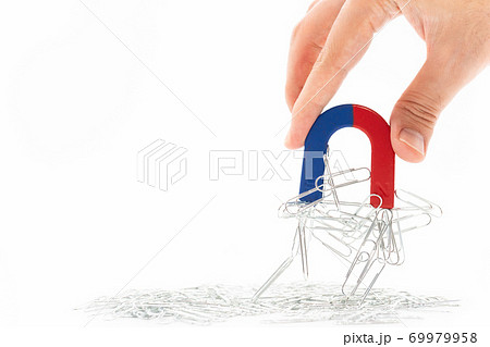 磁石とクリップ　白背景 69979958