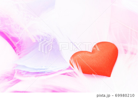 カラフルな羽根とハートマーク カラフルな羽根とハートマーク 69980210