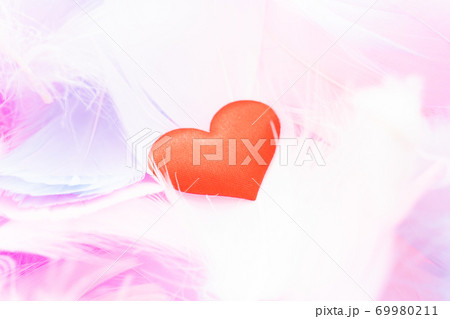 カラフルな羽根とハートマーク 69980211