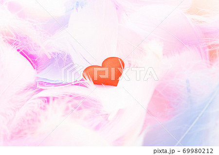カラフルな羽根とハートマーク カラフルな羽根とハートマーク 69980212