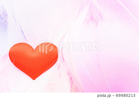 カラフルな羽根とハートマーク カラフルな羽根とハートマーク 69980213