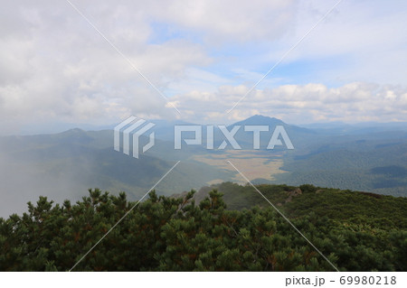 群馬県の至仏山の山頂から見た尾瀬ヶ原の景色 69980218
