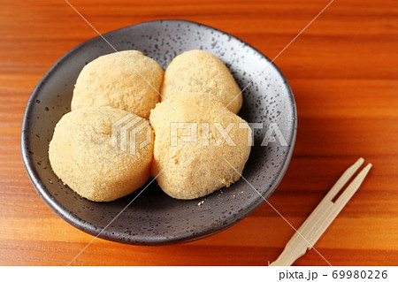 一口サイズのきなこ大福 69980226