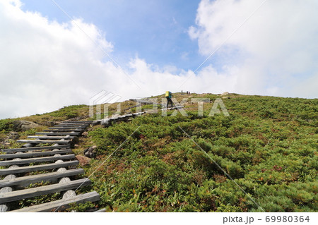 群馬県の尾瀬ヶ原の山の鼻から至仏山への登山道 群馬県の尾瀬ヶ原の山の鼻から至仏山への登山道 69980364
