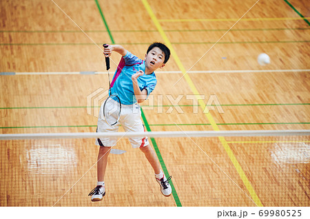 バドミントンの試合をする小学生男子 69980525