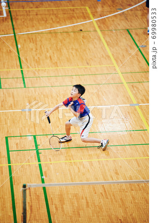 バドミントンの試合をする小学生男子 バドミントンの試合をする小学生男子 69980533