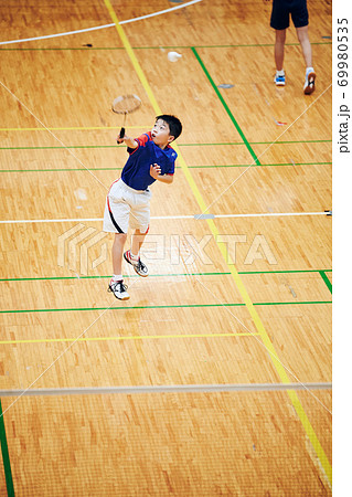バドミントンの試合をする小学生男子 69980535