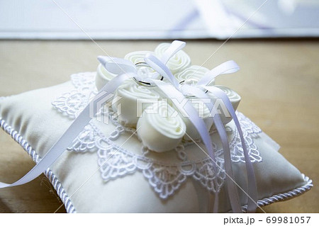 結婚式にてリングピロー 69981057
