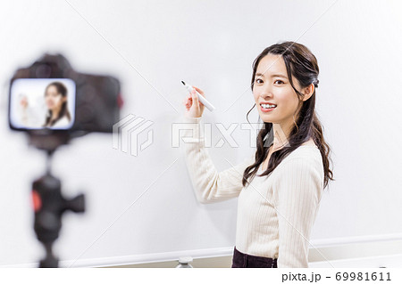 オンラインセミナーを行う若い女性 オンラインセミナーを行う若い女性 69981611