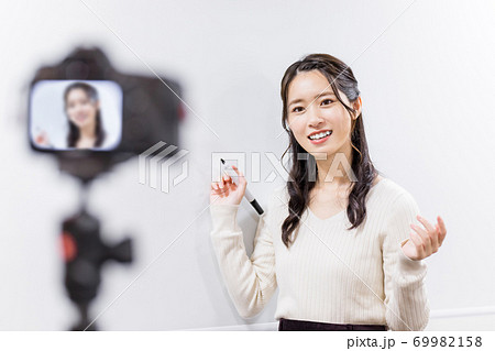 オンラインセミナーを行う若い女性 オンラインセミナーを行う若い女性 69982158