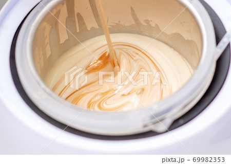 Wax heater with melted wax 69982353