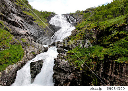 ノルウェー ミュルダール駅からフロム駅に向かう途中にあるショースの滝。 ノルウェー ミュルダール駅からフロム駅に向かう途中にあるショースの滝。 69984390