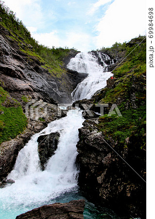 ノルウェー　ミュルダール駅からフロム駅に向かう途中で出現するショースの滝の激流。 69984698