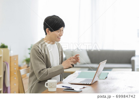 自宅で仕事をする男性 リモートワーク 69984742