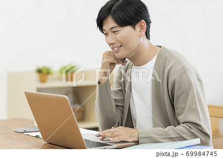 自宅で仕事をする男性 テレワークの写真素材