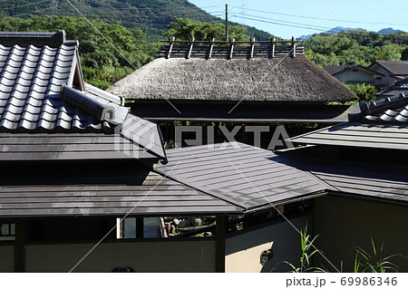 甲佐町　簗場の藁ぶき屋根 69986346