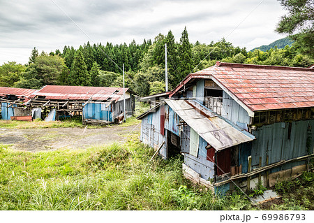 放棄され廃屋になった山奥の木造の建物 69986793