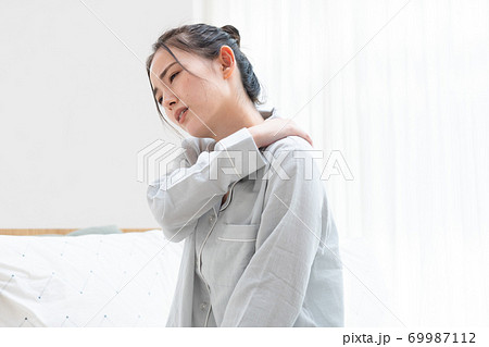 ベッドで目覚めた女性 69987112
