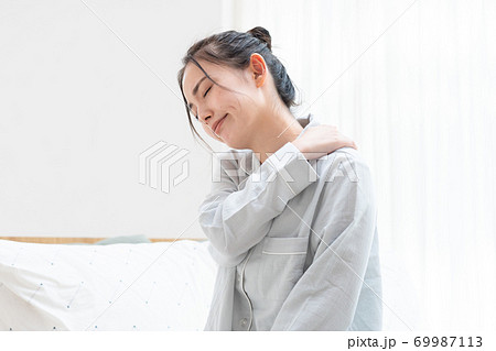 ベッドで目覚めた女性 ベッドで目覚めた女性 69987113