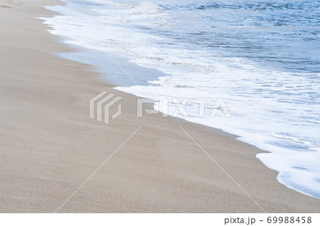 浜の波 69988458
