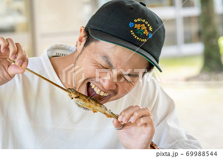 焼魚を食べる男性 焼魚を食べる男性 69988544
