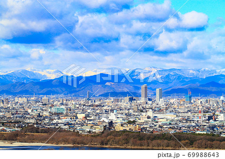 岐阜市、岐阜駅前高層ビル群の風景 69988643