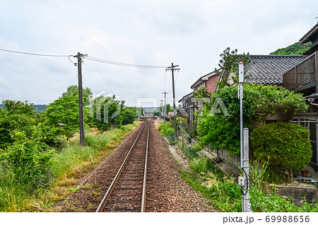 のと鉄道、能登中島駅に向かって走行する列車（運転席横の客席から撮影） 69988656