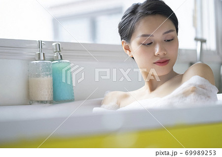 女性　ライフスタイル　リラックス　バスタイム　 69989253