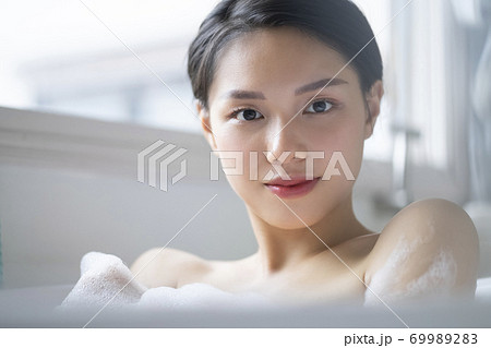 女性 ライフスタイル リラックス バスタイム 女性 ライフスタイル リラックス バスタイム 69989283