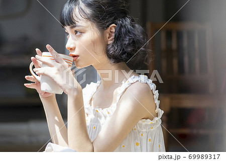女性 ライフスタイル リラックス ティータイム 女性 ライフスタイル リラックス ティータイム 69989317