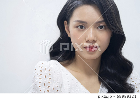 女性　ビューティー　ポートレート 69989321