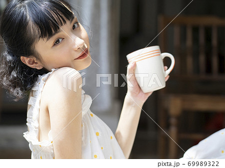 女性　ライフスタイル　リラックス　ティータイム 69989322