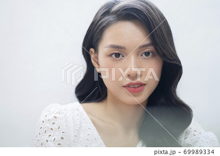 女性　ビューティー　ポートレート 69989334