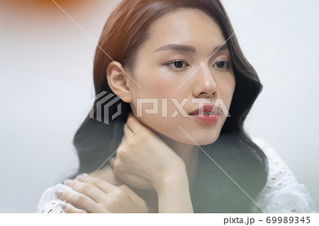 女性　ビューティー　ポートレート 69989345