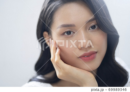 女性　ビューティー　ポートレート 69989346