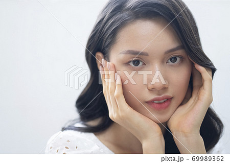 女性　ビューティー　ポートレート 69989362
