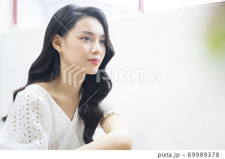 女性　ビューティー　ポートレート 69989378