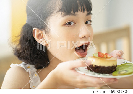 女性 ライフスタイル リラックス ティータイム 女性 ライフスタイル リラックス ティータイム 69989380