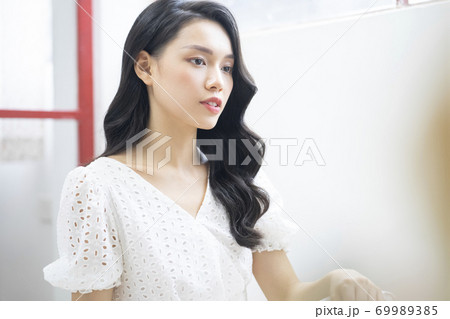 女性　ビューティー　ポートレート 69989385