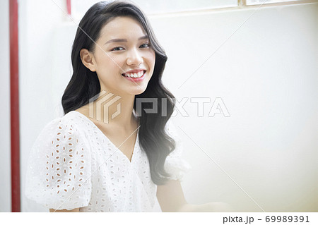 女性　ビューティー　ポートレート 69989391
