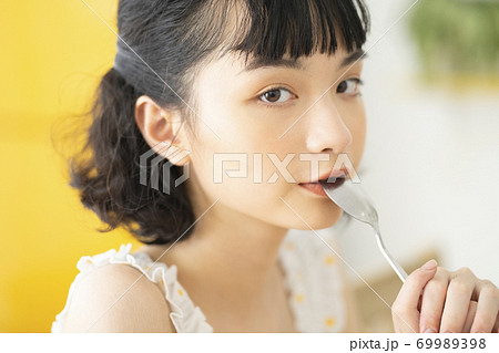 女性　ライフスタイル　リラックス　ティータイム 69989398