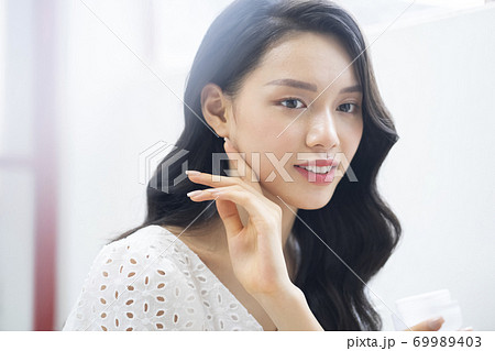 女性　ビューティー　ポートレート 69989403