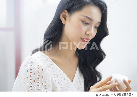 女性　ビューティー　ポートレート 69989407