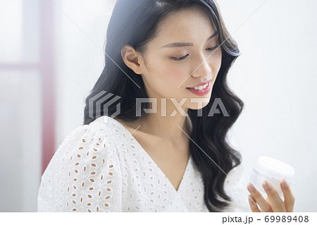 女性　ビューティー　ポートレート 69989408