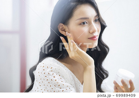 女性　ビューティー　ポートレート 69989409